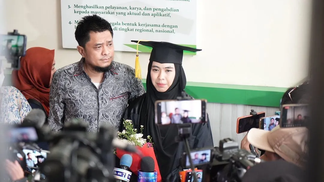 Oki Setiana Dewi Raih Gelar Doktor Kedua Kalinya, Akui Hobi Belajar dan Pertimbangkan Jadi Dosen 4 Oki Setiana Dewi dan suami