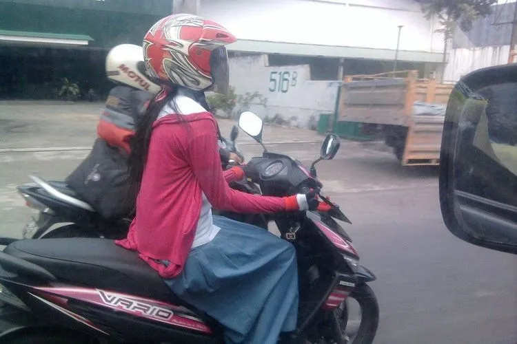 Menguak Alasan Kenapa Perempuan Kalau Nyetir Motor Tangannya Dibalik. Sebuah Misteri! 2