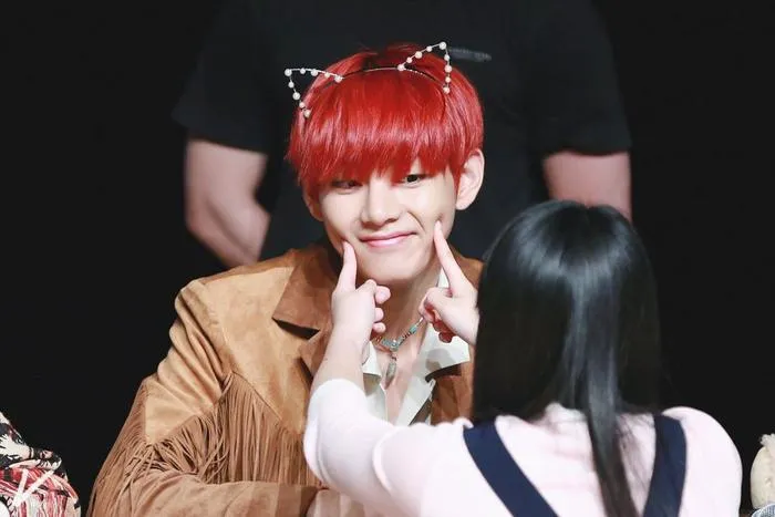 5 Alasan ini Bikin Kamu Nggak Bingung Lagi Kenapa K-popers itu Loyal Banget 7 Fan service BTS