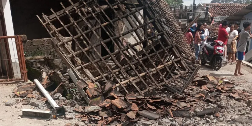 5 Fakta Gempa Cianjur Berkekuatan M 5,6. Guncangannya Terasa Kuat Hingga ke Jakarta 2 Gempa berpusat di kedalaman 10 km