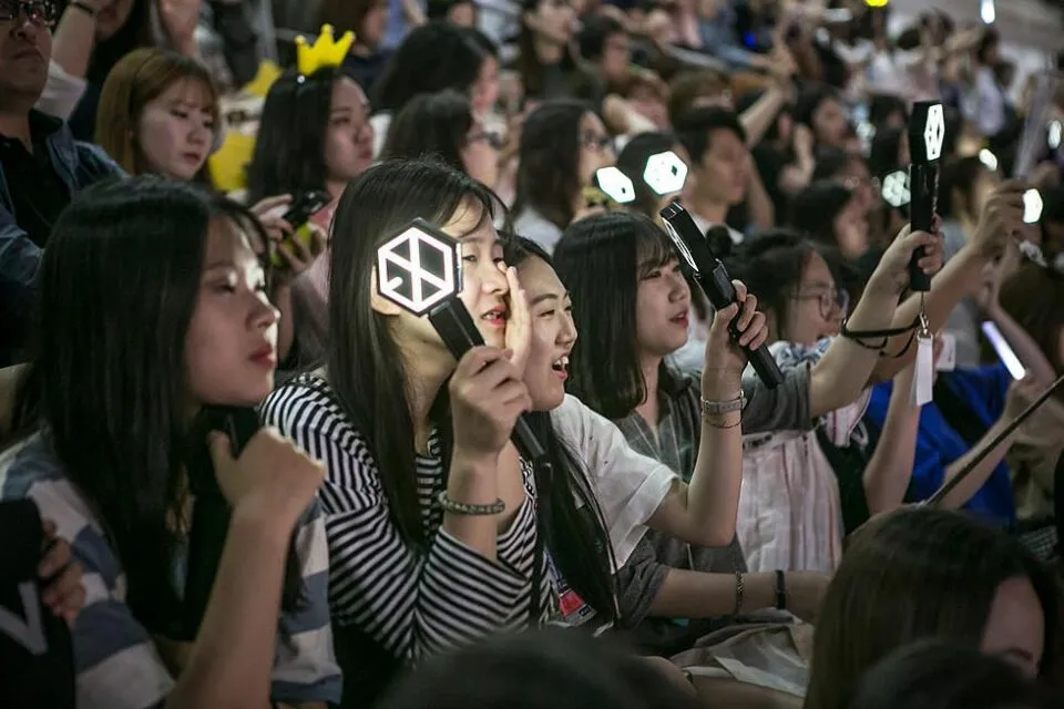 5 Alasan ini Bikin Kamu Nggak Bingung Lagi Kenapa K-popers itu Loyal Banget 8 Alasan K-Popers loyal