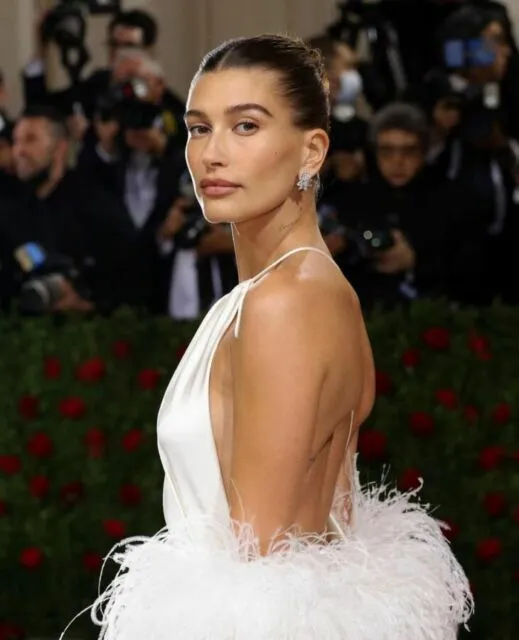 Bantah Rumor Hamil, Hailey Baldwin Cerita Idap Kista Ovarium Seukuran Apel 4 Dampak kista ovarium yang dirasakan Hailey