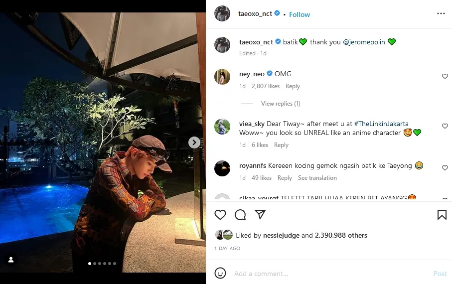 Foto dan Bikin Konten Bareng NCT 127, Jerome Polin: Berasa Kayak Temen Deket Gitu 4 Taeyong mengenakan kemeja batik pemberian Jerome