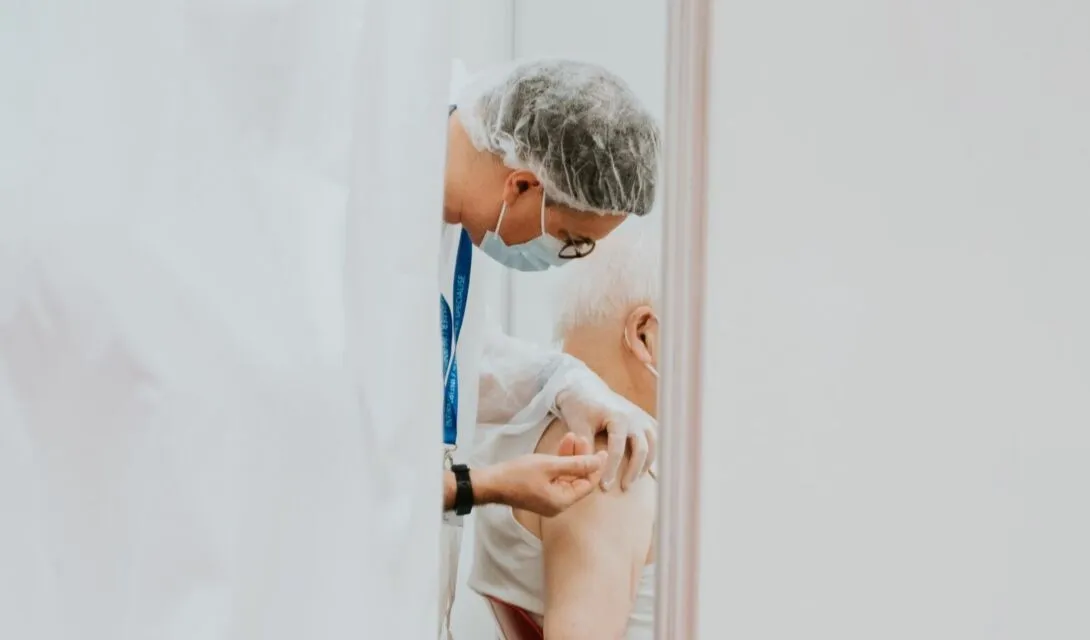 Siap-siap! Vaksin Booster Covid-19 Dosis Kedua Mulai Diberikan Untuk Lansia 2 Lansia sudah bisa divaksin booster kedua