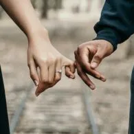 10 Kumpulan Caption tentang Cinta