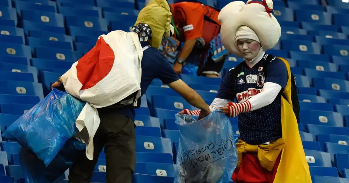 Viral Suporter Jepang Bersihkan Sampah Usai Nonton Piala Dunia Qatar 2022, Banjir Pujian! 2 Suporter Jepang bersihkan sampah