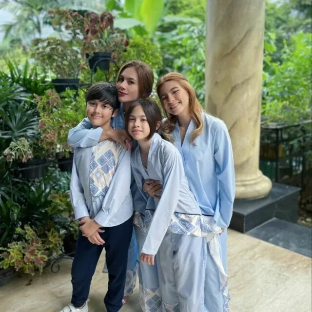 Wulan Guritno Ungkap Masih Ingin Punya Anak Lagi, Umur 41 Tahun Bukan Halangan 4 Wulan Guritno dan ketiga anaknya