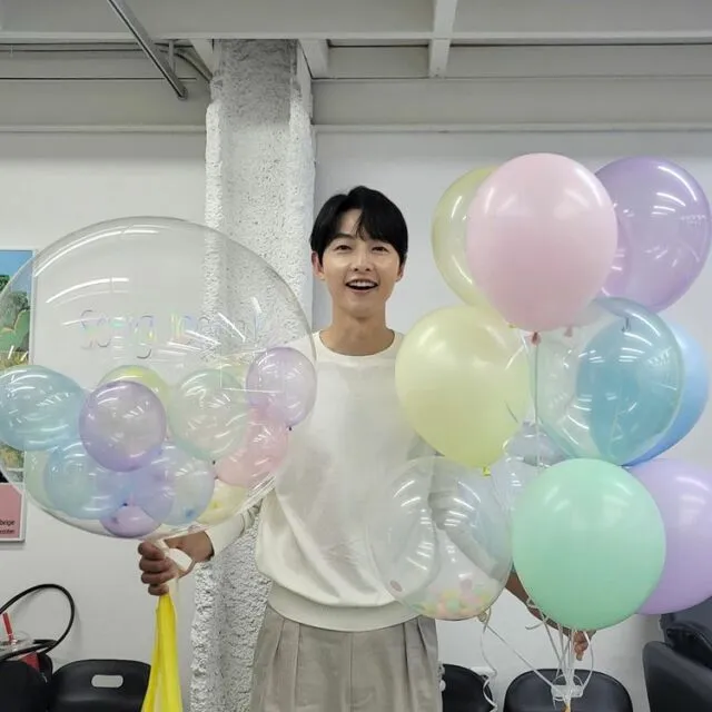 Heboh Song Joong Ki Punya Pacar Baru, Diduga Mantan Aktris Asal Inggris 2 Song Joong Ki pacar baru