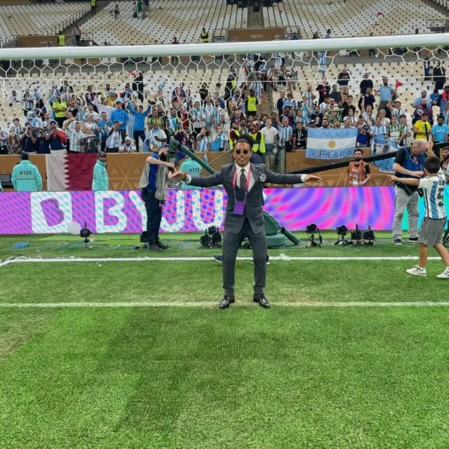 Chef Salt Bae Masuk Lapangan dan Pegang Trofi Piala Dunia 2022, FIFA Akan Ambil Langkah Tegas 4 Salt Bae masuk ke lapangan usai upacara penutupan