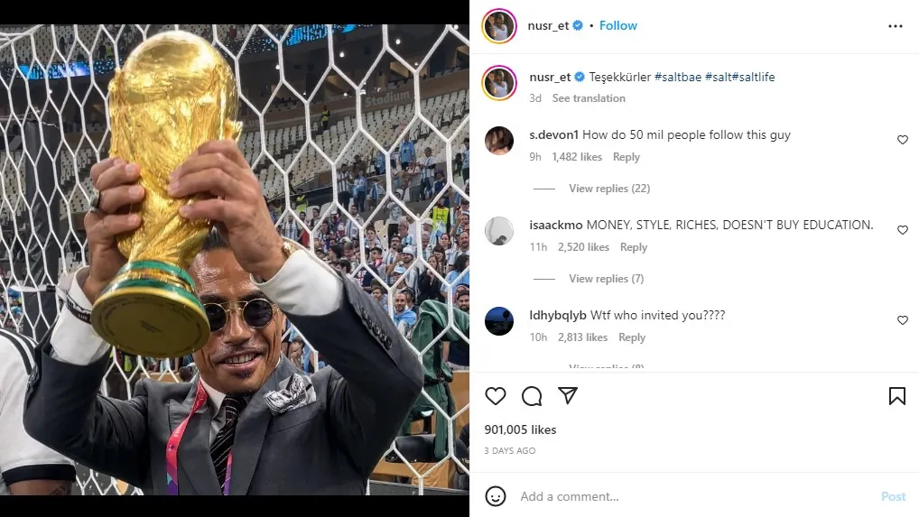 Chef Salt Bae Masuk Lapangan dan Pegang Trofi Piala Dunia 2022, FIFA Akan Ambil Langkah Tegas 3 Salt Bae memegang trofi Piala Dunia 2022