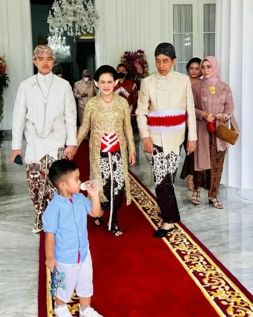 Al Nahyan Pakai Kutang di Nikahan Kaesang-Erina, Berujung Diedit agar Berbeskap di Foto Keluarga 7 Jokowi sempat bujuk Nahyan pakai beskap