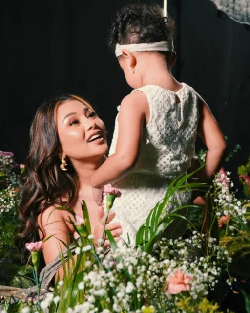 Bikin Haru, Putri Glenn Fredly Hias Pohon Natal Sambil Ajak Ngobrol Foto Ayahnya 2 Mutia Ayu dan Gewa