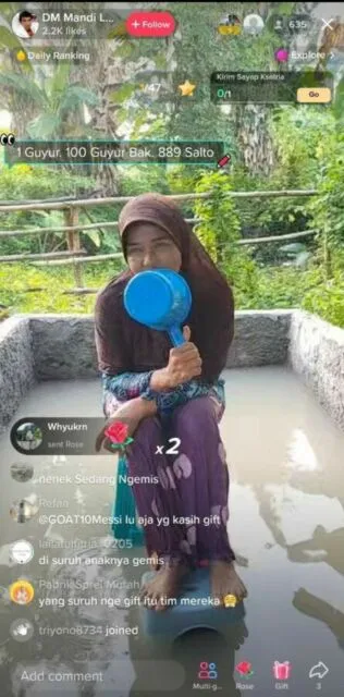 Marak Tren Mandi Lumpur di TikTok, Mensos Bakal Surati Tiap Pemda untuk Tindak Tegas 2 Konten mandi lumpur di TikTok