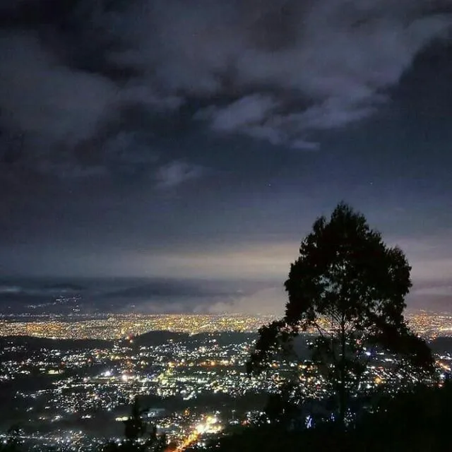 Destinasi Wisata Malam di Bandung yang Keren dari Ketinggian 6 Bukit Moko