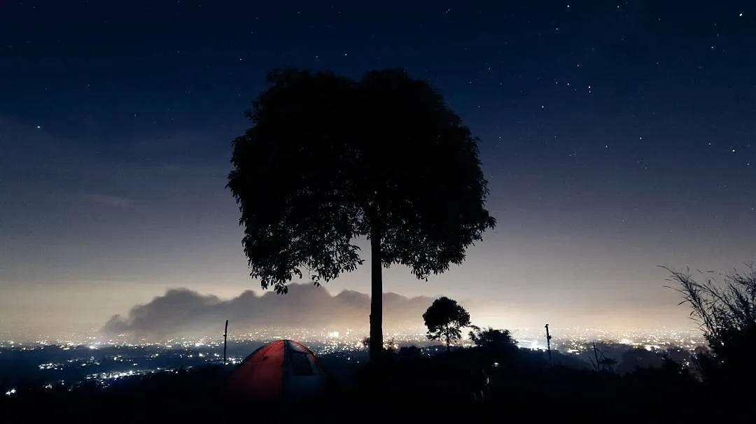 Destinasi Wisata Malam di Bandung yang Keren dari Ketinggian 8 Bukit Pangjebolan