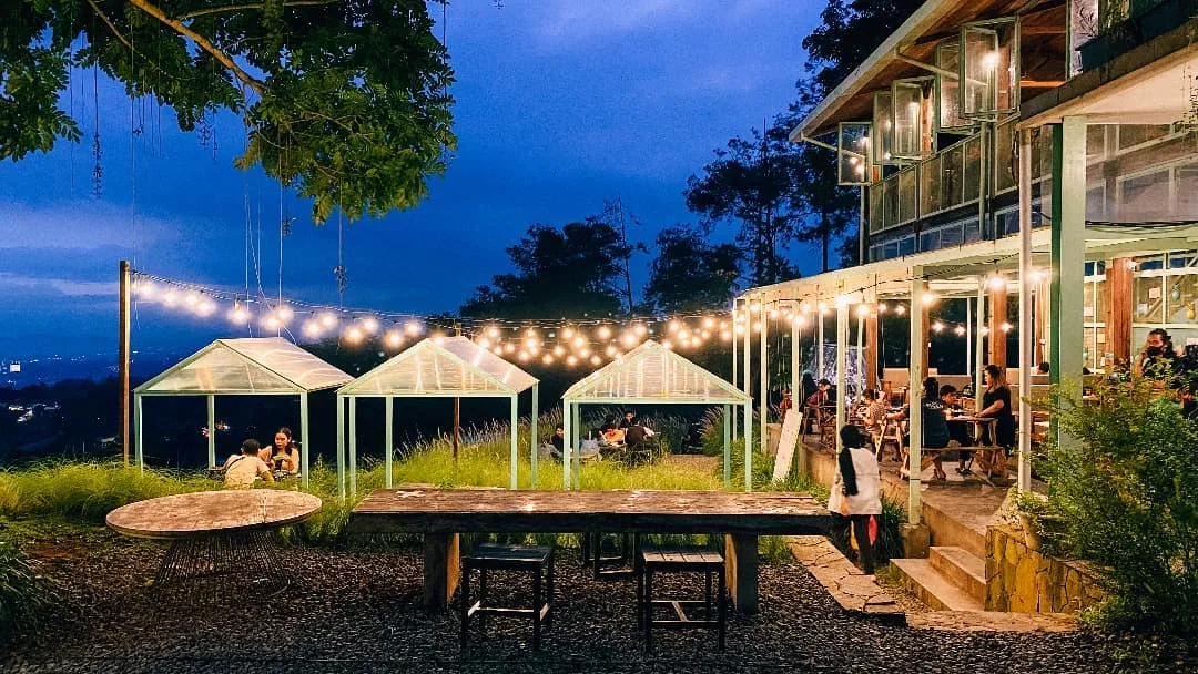 Destinasi Wisata Malam di Bandung yang Keren dari Ketinggian 7 Utara Cafe
