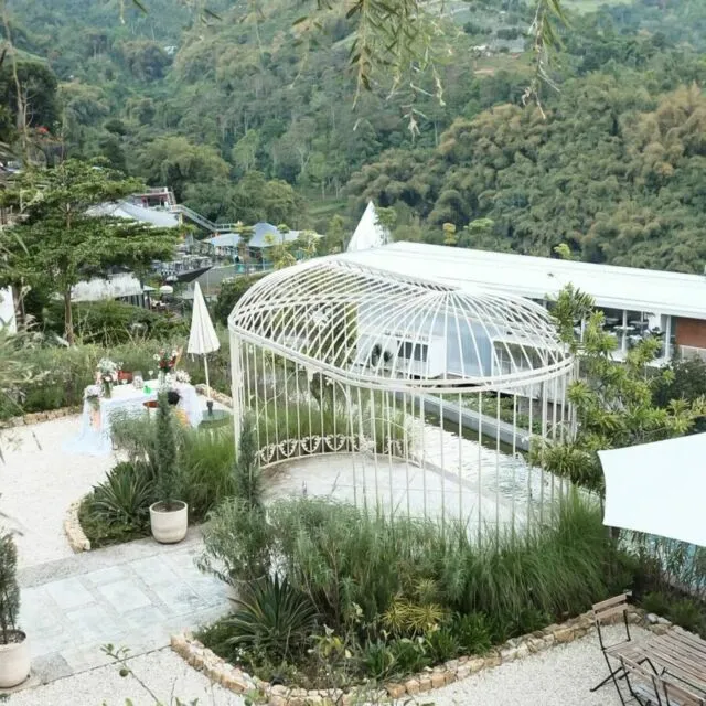 Destinasi Wisata Malam di Bandung yang Keren dari Ketinggian 9 Boda Barn