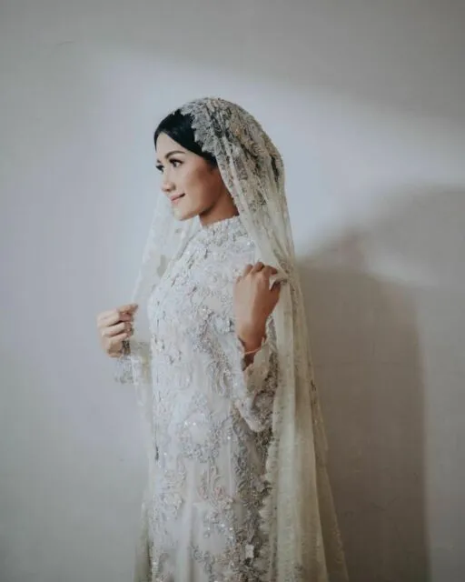 Inspirasi Kebaya Lamaran Erina Gudono, Cocok Buat Kamu yang Suka Warna Kalem 12 Erina Gudono