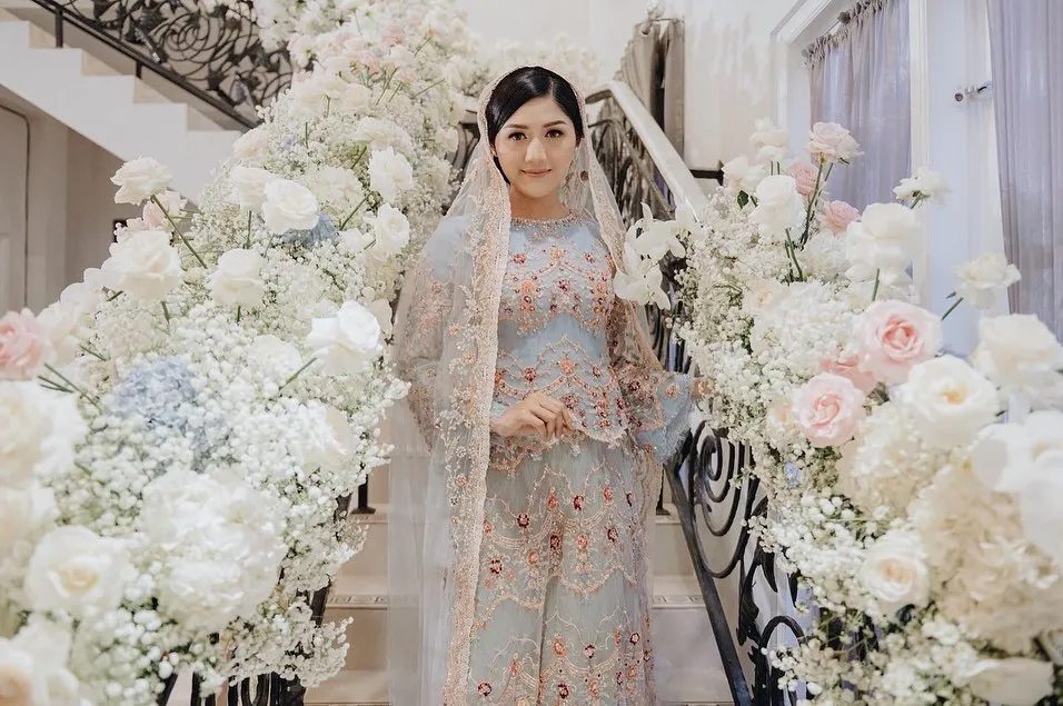 Inspirasi Kebaya Lamaran Erina Gudono, Cocok Buat Kamu yang Suka Warna Kalem 11 Erina Gudono