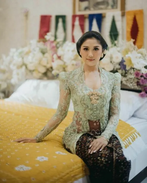Inspirasi Kebaya Lamaran Erina Gudono, Cocok Buat Kamu yang Suka Warna Kalem 10 Erina Gudono