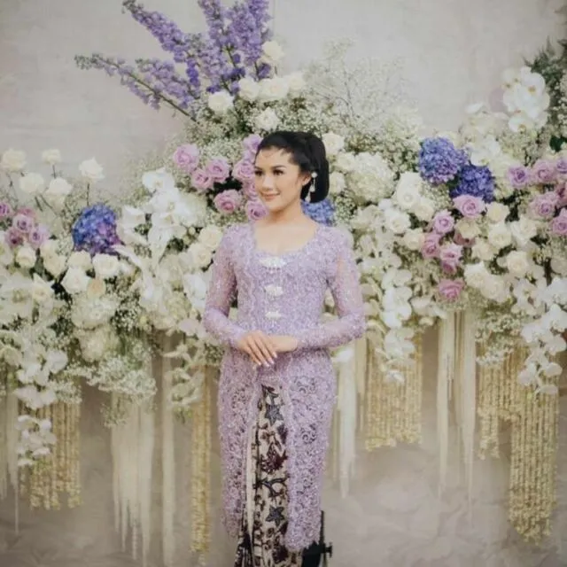 Inspirasi Kebaya Lamaran Erina Gudono, Cocok Buat Kamu yang Suka Warna Kalem 9 Erina Gudono