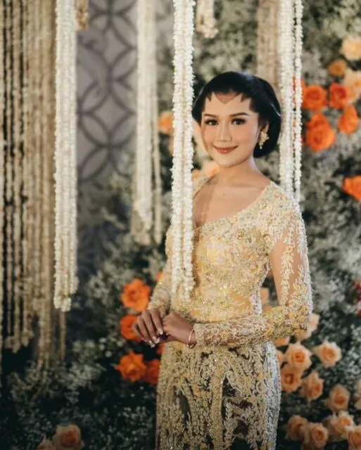 Inspirasi Kebaya Lamaran Erina Gudono, Cocok Buat Kamu yang Suka Warna Kalem 8 Erina Gudono
