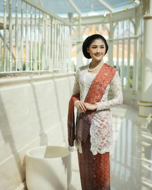 Inspirasi Kebaya Lamaran Erina Gudono, Cocok Buat Kamu yang Suka Warna Kalem 7 Erina Gudono