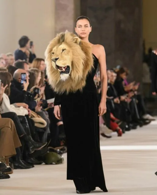7 Potret Busana Couture Schiaparelli di Paris Fashion Week, Bertema Hewan dan Ramai Dikecam 8 Gaun Kepala Singa Schiaparelli