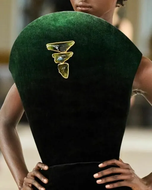 7 Potret Busana Couture Schiaparelli di Paris Fashion Week, Bertema Hewan dan Ramai Dikecam 13 Emerald Gown Schiaparelli