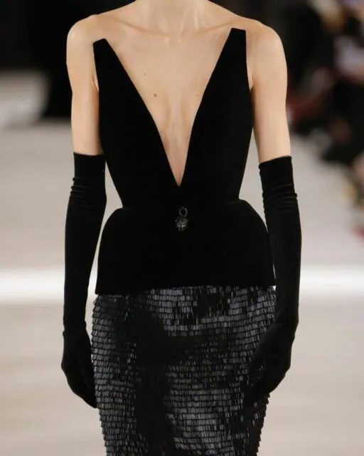 7 Potret Busana Couture Schiaparelli di Paris Fashion Week, Bertema Hewan dan Ramai Dikecam 14 Black gown Schiaparelli