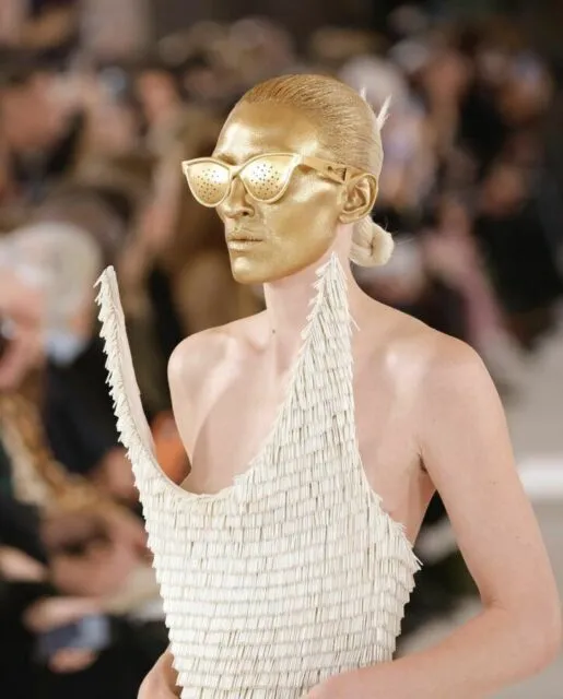 7 Potret Busana Couture Schiaparelli di Paris Fashion Week, Bertema Hewan dan Ramai Dikecam 12 White Gown Schiaparelli