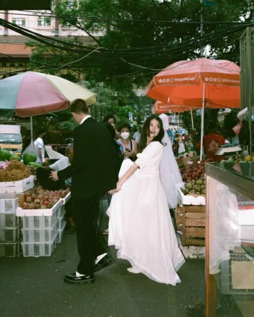 7 Potret Unik Pre-wedding Julian Jacob dan Mirriam Eka di Pasar Tradisional, Usung Konsep Retro 9