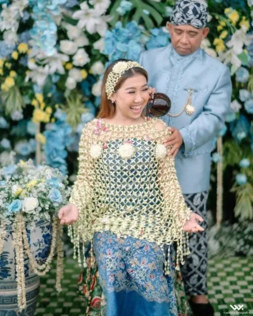 Detail Pernikahan Kiky Saputri dan Khairi, Mulai Prosesi Siraman hingga Nail Art Pilihannya 9 Prosesi Siraman Kiky Saputri