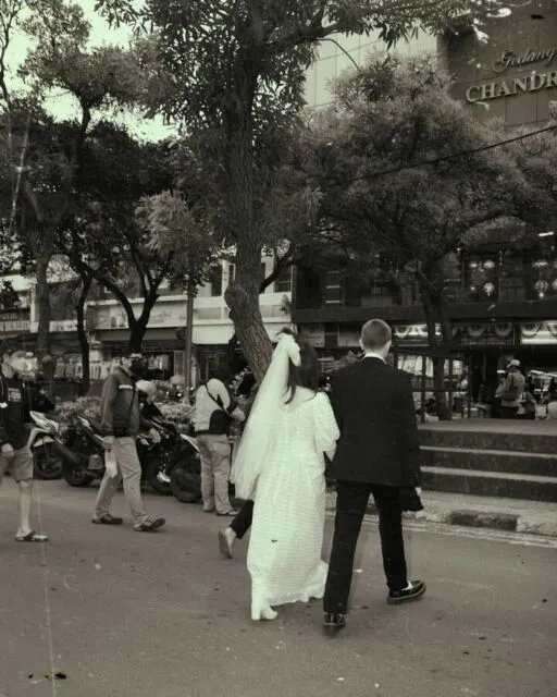 7 Potret Unik Pre-wedding Julian Jacob dan Mirriam Eka di Pasar Tradisional, Usung Konsep Retro 10