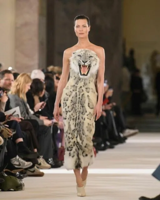 7 Potret Busana Couture Schiaparelli di Paris Fashion Week, Bertema Hewan dan Ramai Dikecam 10 Gaun Leopard Schiapareli