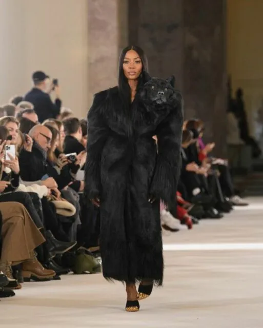 7 Potret Busana Couture Schiaparelli di Paris Fashion Week, Bertema Hewan dan Ramai Dikecam 9 Coat Hitam Berkepala Serigala Schiaparelli