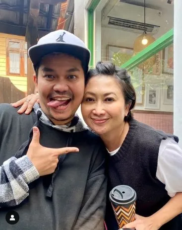 Indy Barends Beri Tanggapan Bijak Usai Diduga Tak Setuju dengan Donasi Pengobatan Indra Bekti 4 Potret Indy Barends dan Indra Bekti