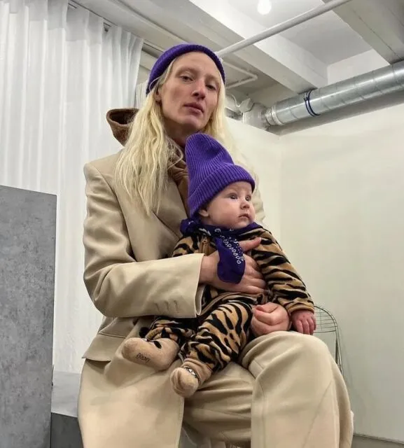 Sibuk di Paris Fashion Week, Model Maggie Maurer Sempatkan Menyusui Anak di Belakang Panggung 4 Maggie Maurer dan sang buah hati