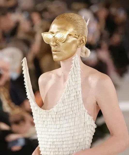Sibuk di Paris Fashion Week, Model Maggie Maurer Sempatkan Menyusui Anak di Belakang Panggung 3 Maggie Maurer