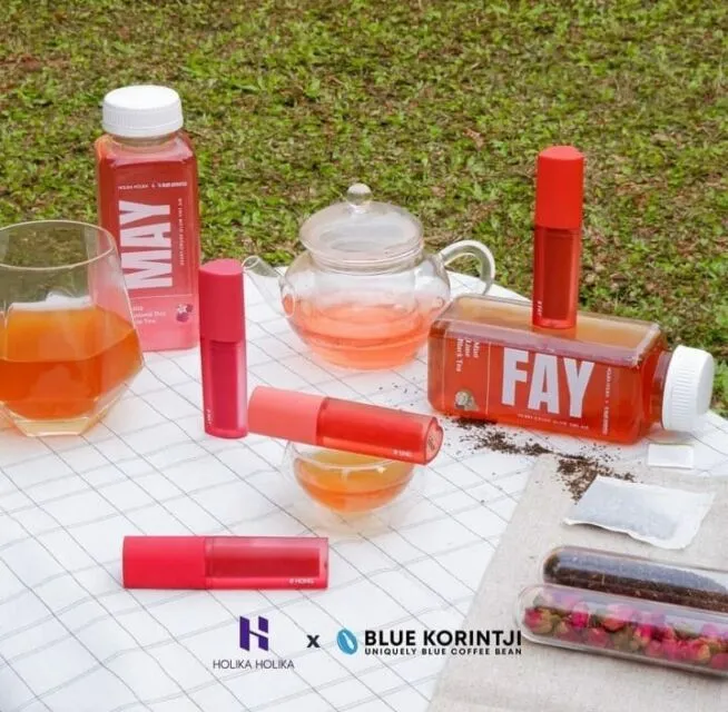 10 Kolaborasi Unik Produk Kecantikan dengan Brand Makanan dan Minuman 20 Holika Holika x Blue Korintji