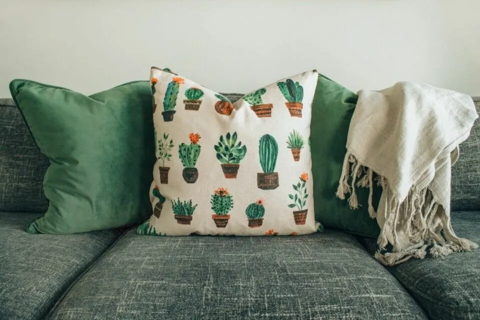 7 Ide Kado Pernikahan untuk Teman yang Bucin Korea. Unik, tapi Bermanfaat! 13 ide kado pernikahan - bantal custom