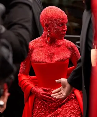 Doja Cat Tampil di Paris Fashion Week Bertabur Kristal Swarovski Merah, Dari Ujung Kepala Hingga Kaki 2 Doja Cat swarovski