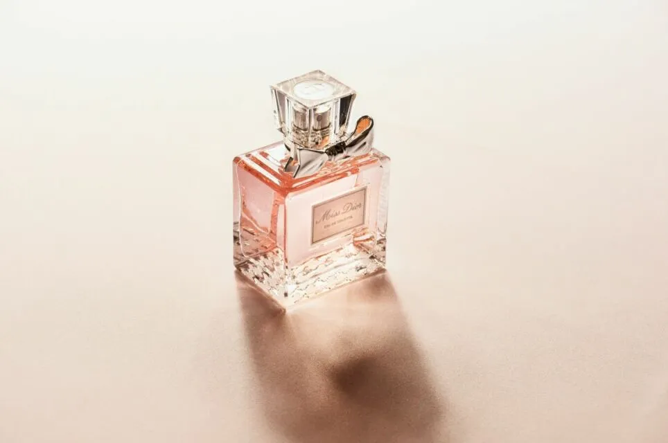 7 Ide Kado Pernikahan untuk Teman yang Bucin Korea. Unik, tapi Bermanfaat! 8 Ide kado pernikahan - parfum