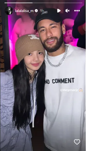 Momen Lisa BLACKPINK Foto Bareng Neymar Viral, Bikin Penggemar Heboh. Akrab Banget! 3 Lisa dan Neymar foto berdua