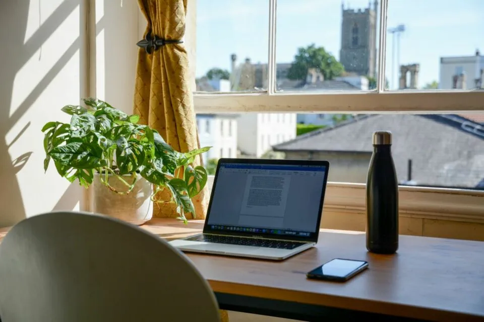 Sri Mulyani Singgung Anak Muda Sekarang Nggak Suka Kerja ke Kantor. Apa Penyebabnya, ya? 4 Work From Home