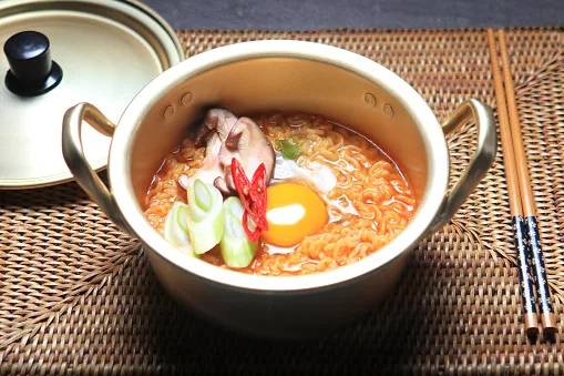 7 Ide Kado Pernikahan untuk Teman yang Bucin Korea. Unik, tapi Bermanfaat! 11 ide kado pernikahan - panci ramen korea