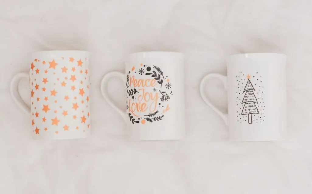 7 Ide Kado Pernikahan untuk Teman yang Bucin Korea. Unik, tapi Bermanfaat! 14 ide kado pernikahan - mug custom