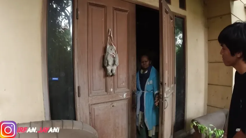 Viral Kisah Tiko dan Bu Eny, 12 Tahun Tinggal di Rumah Mewah Terbengkalai 7 sosok Bu Eny