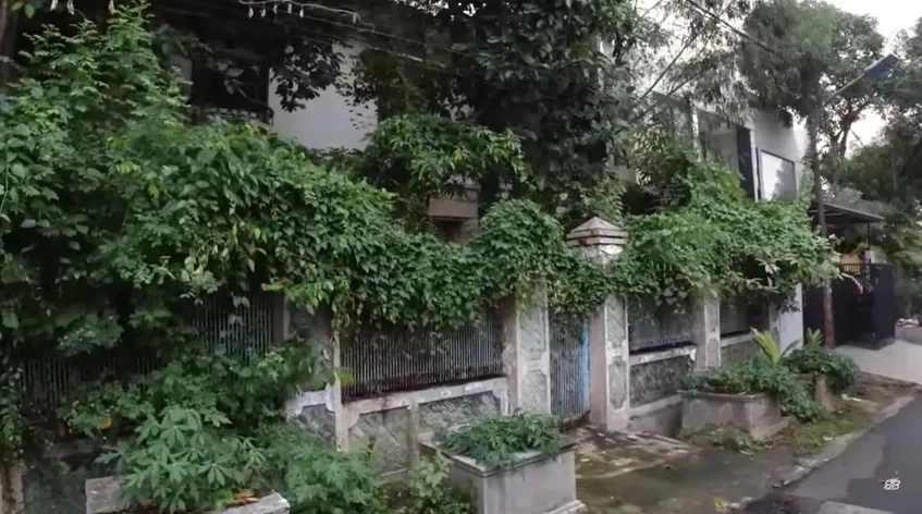Viral Kisah Tiko dan Bu Eny, 12 Tahun Tinggal di Rumah Mewah Terbengkalai 5 rumah mewah ibu eny