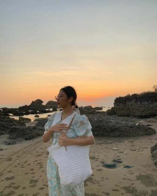 10 Inspirasi Busana Vintage Ala Nadin Amizah, Cocok Buat Kamu yang Suka Gaya Kalem! 19 Floral dress